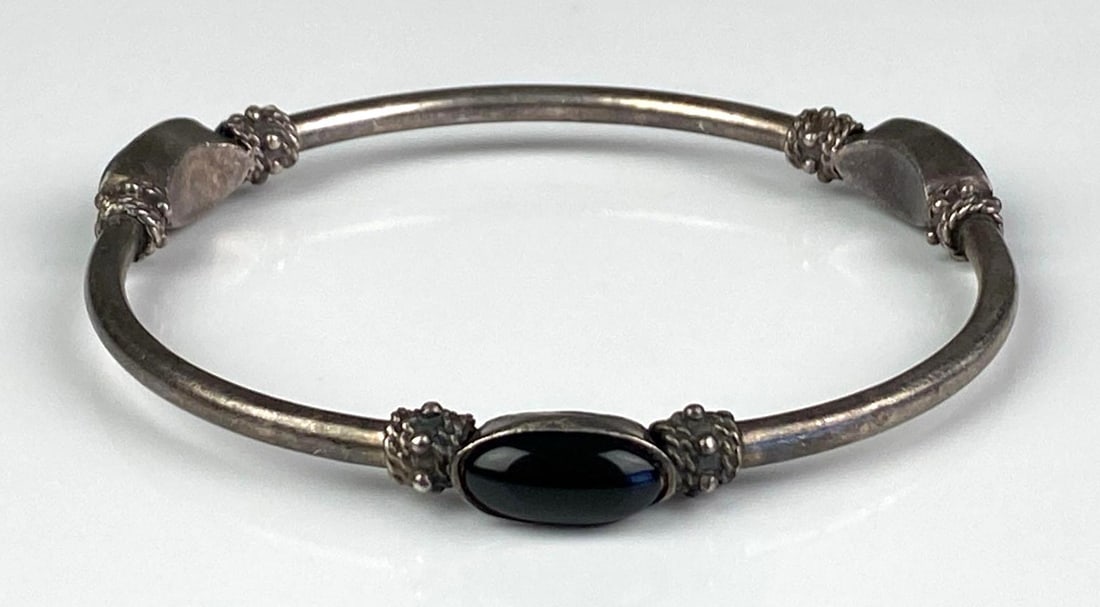 FAS Signed Sterling Silver Onyx Bangle: Inner circumference measures 8 inches