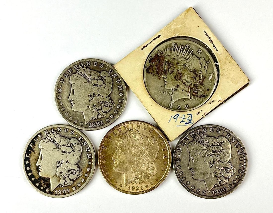 Group of 5 US Silver Dollars: Includes 4 Morgan and 1 Peace.
