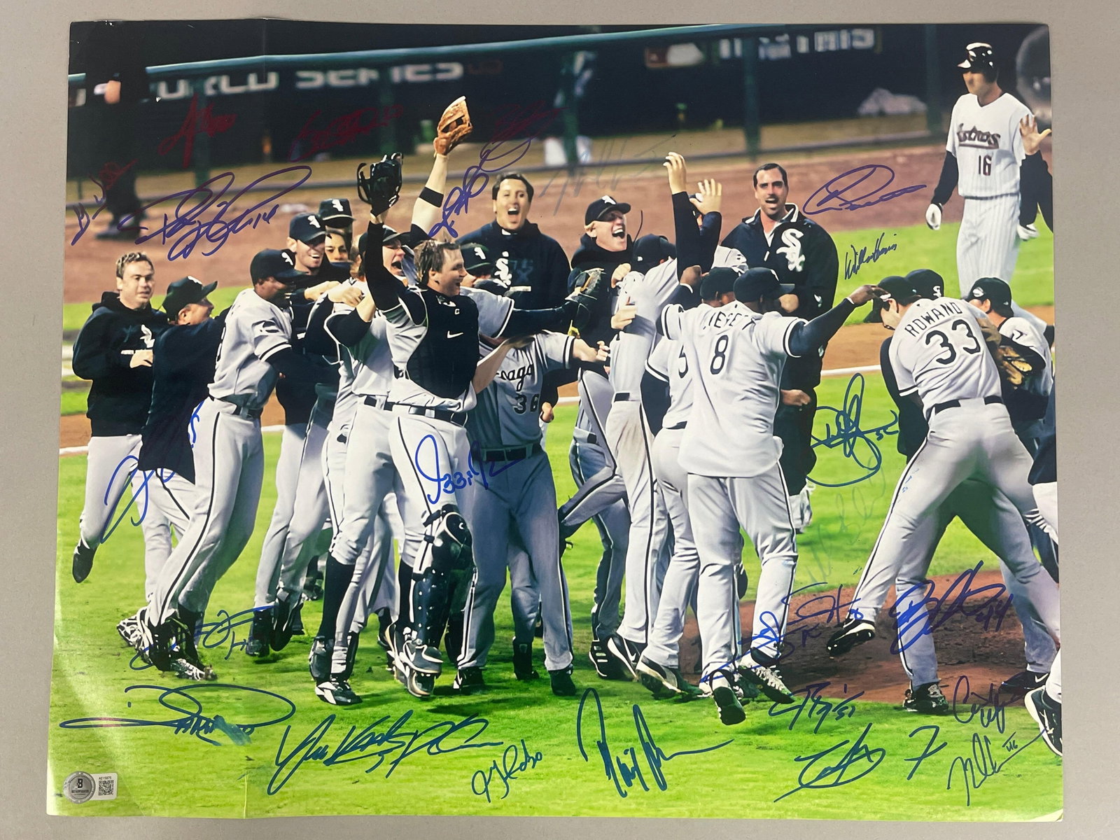 Chicago White Sox Team Signed 16 x 20, 2005 World Series Photo with 25 - Autos and Beckett COA: Photo has crease, a couple faded autos, and a few smudges, with Beckett COA, Details in final photo