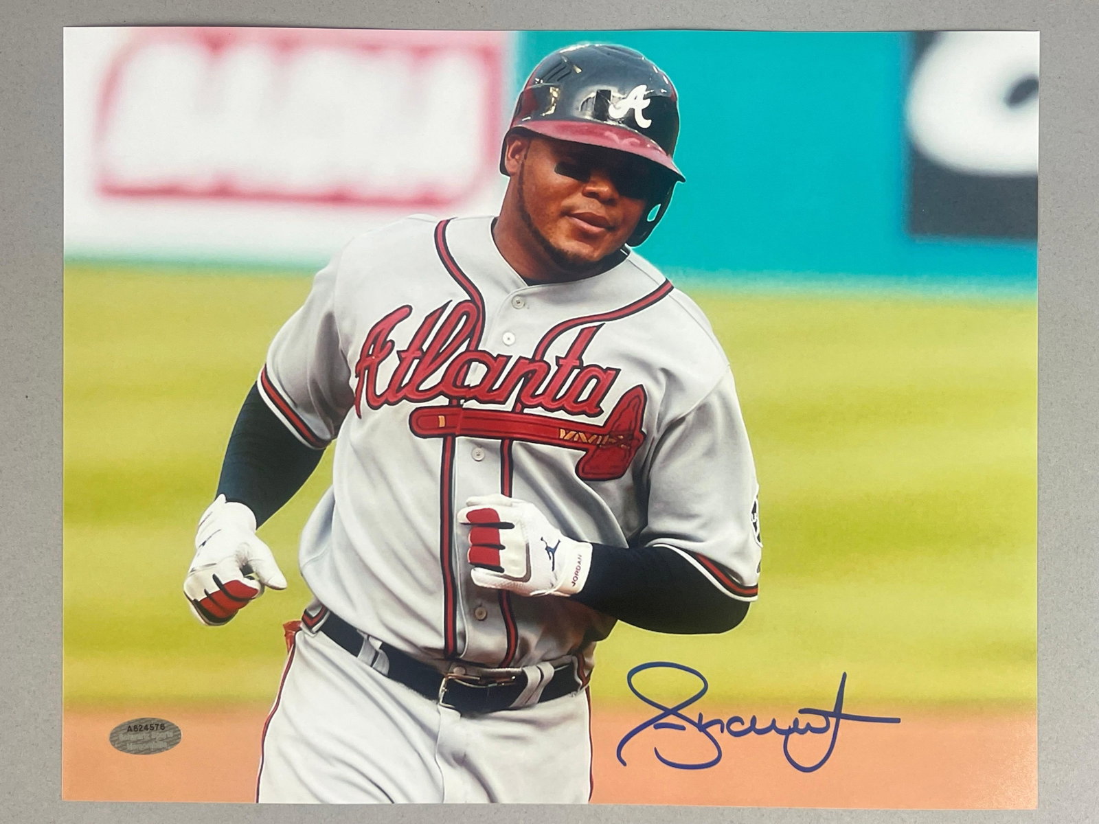 Andruw Jones Signed 8 x 10 Photo with COA: Autographed Andruw Jones, with Schwartz COA