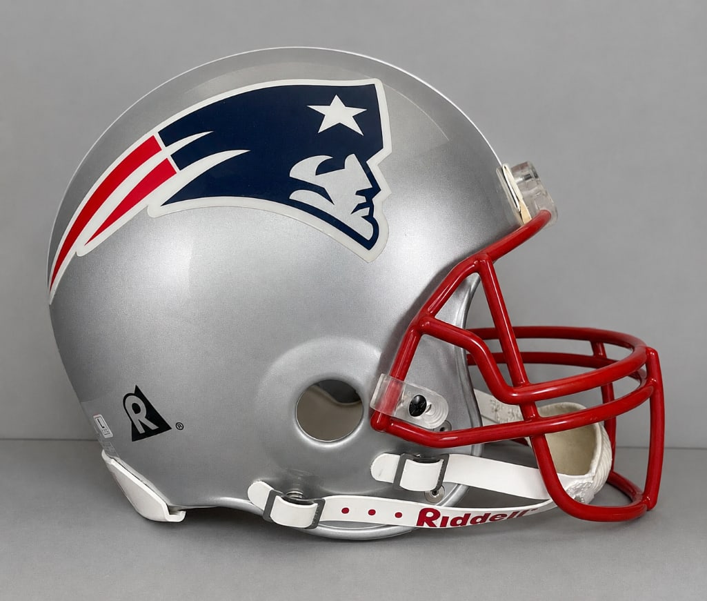 1995 Riddell VSR-4 NFL New England Patriots Heritage Model Football Helmet (1 of 4)