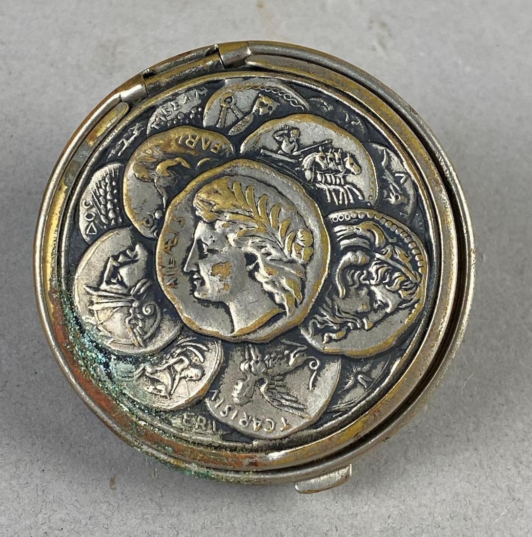 Antique 1880s Victorian Tam O? Shatner Coin Purse: Measure 2 inches in diameter.