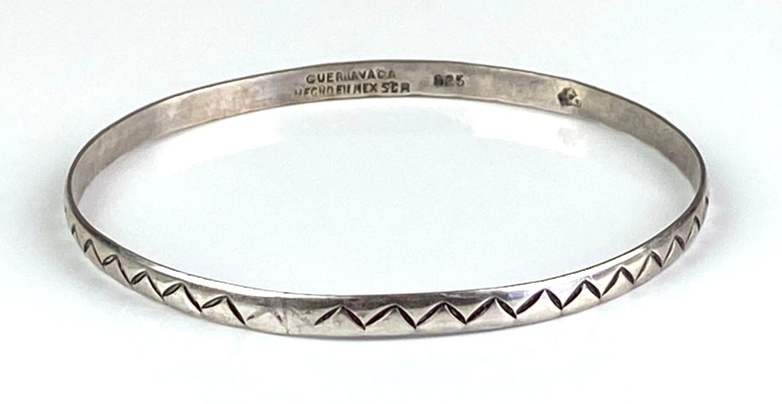 Mexican Sterling Silver Zig-Zag Bangle: Inner circumference measures 7 1/2 inches