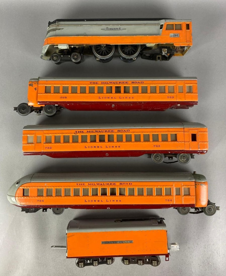 Set of 5 Lionel O Scale Milwaukee Road Train Set: Untested, includes Hiawatha locomotive, tender and 3 passenger cars, locomotive missing back trucks, locomotive measures 13 1/4 inches L