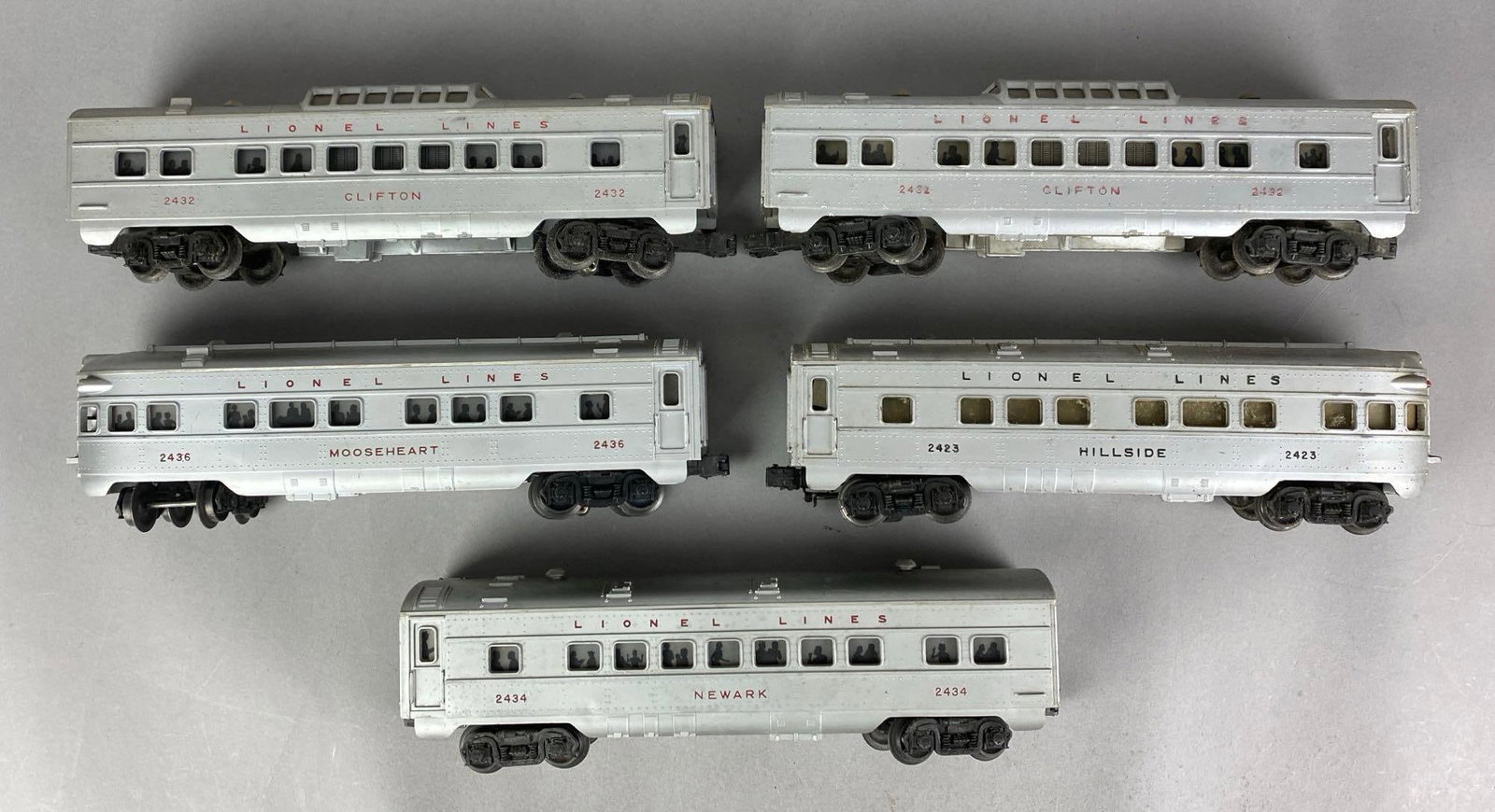 Group of 5 Lionel: Untested, longest measures 11 1/2 inches L
