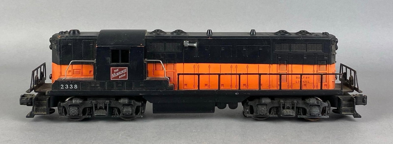 Lionel O Scale 2338 Milwaukee Road Diesel Locomotive (1 of 6)