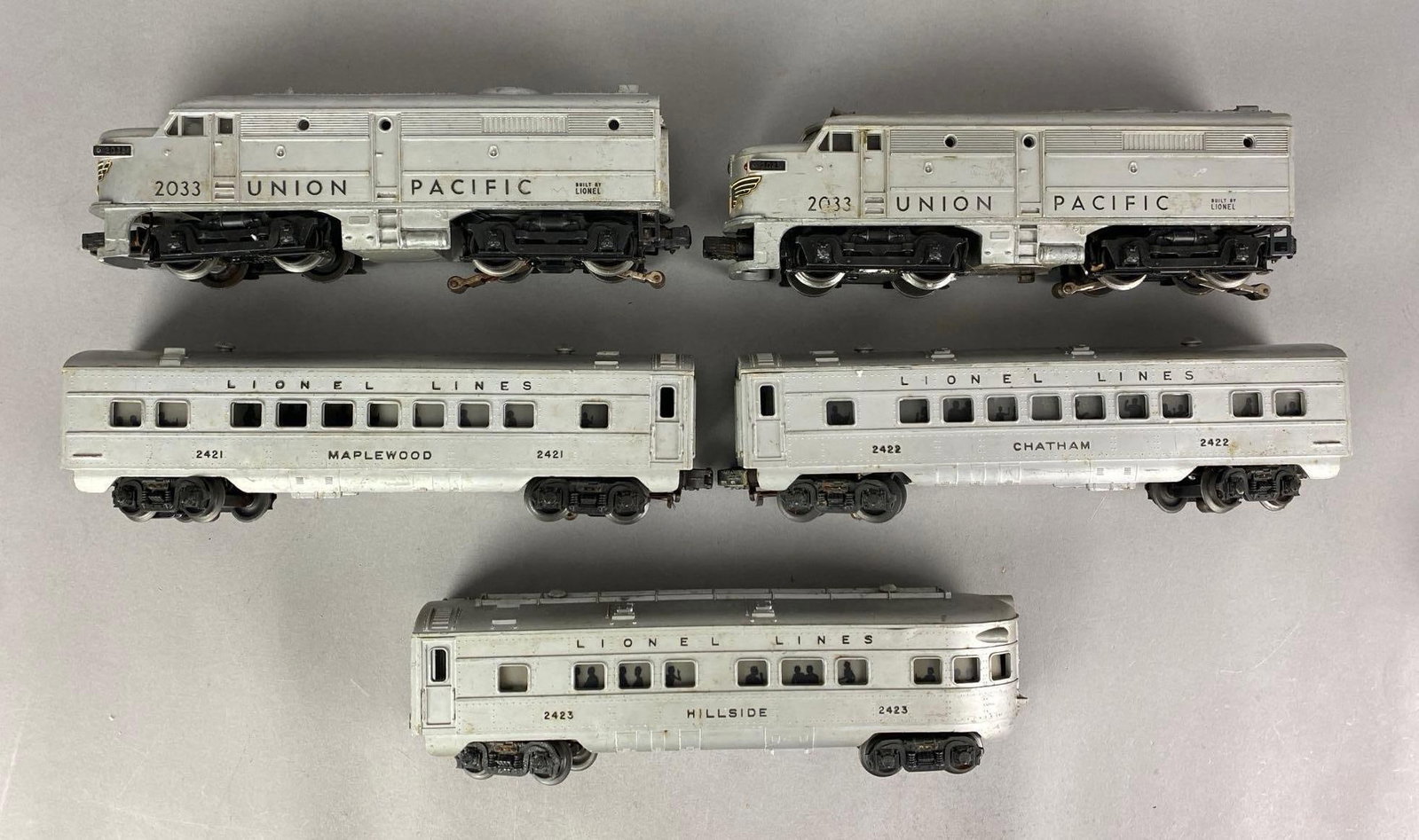 Set of 5 Lionel O Scale Locomotives and Passenger Cars: Untested, includes 2 union pacific locomotives and 3 lionel lines cars, locomotives each measure 11 inches L