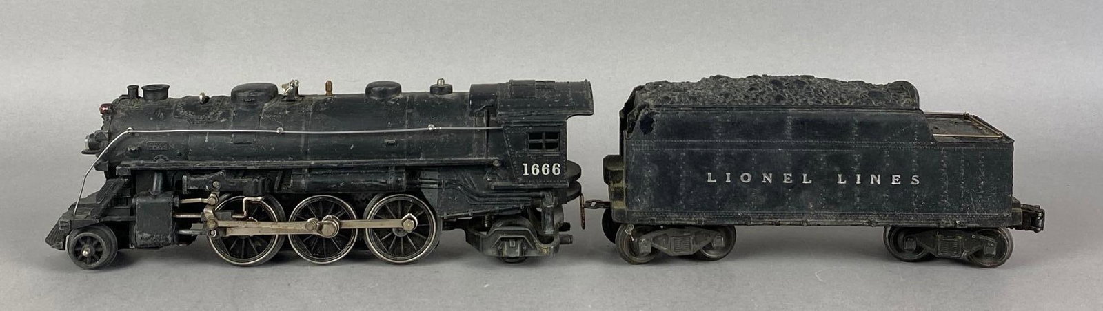 Lionel Lines O Scale 1666 Steam Locomotive and Tender: Untested, locomotive measures 10 inches in length