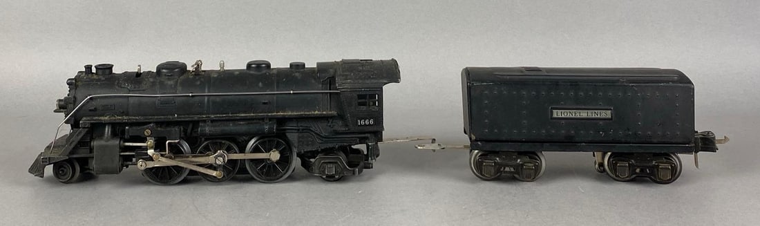 Lionel Lines O Scale 1666 Steam Locomotive and Tender (1 of 3)