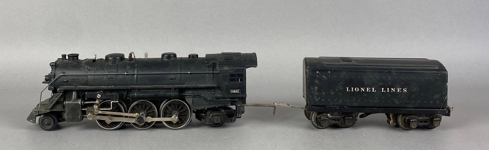 Lionel Lines O Scale 1666E 262 Steam Locomotive and Tender: Untested, locomotive measures 11 inches in length