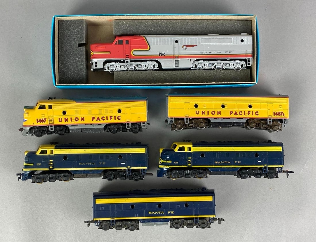 Group of HO Scale Diesel Locomotives and Tenders: Untested, Includes Santa Fe and Union Pacific, longest measures 9 inches L