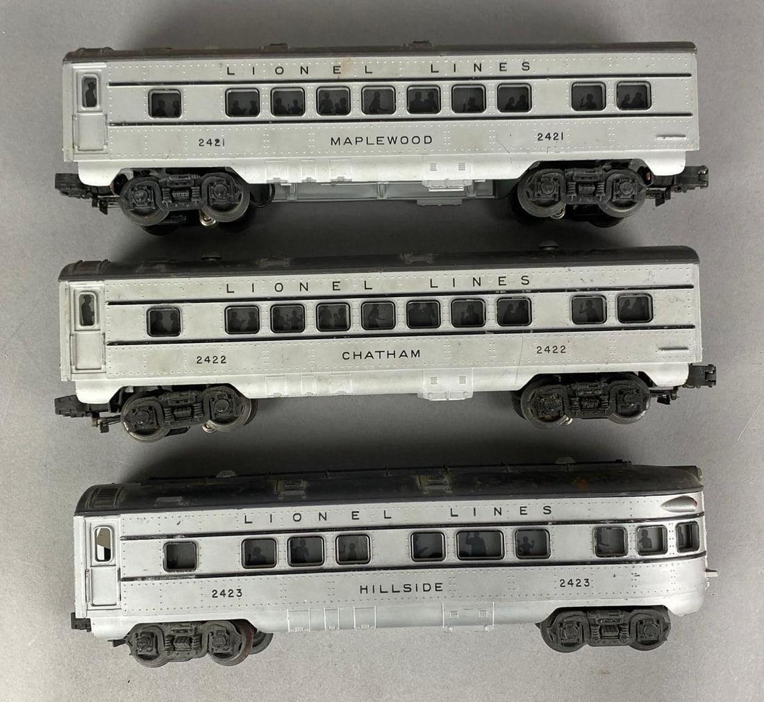 Group of 3 Lionel Lines O Scale Passenger Cars: Untested, longest measures 12 inches L