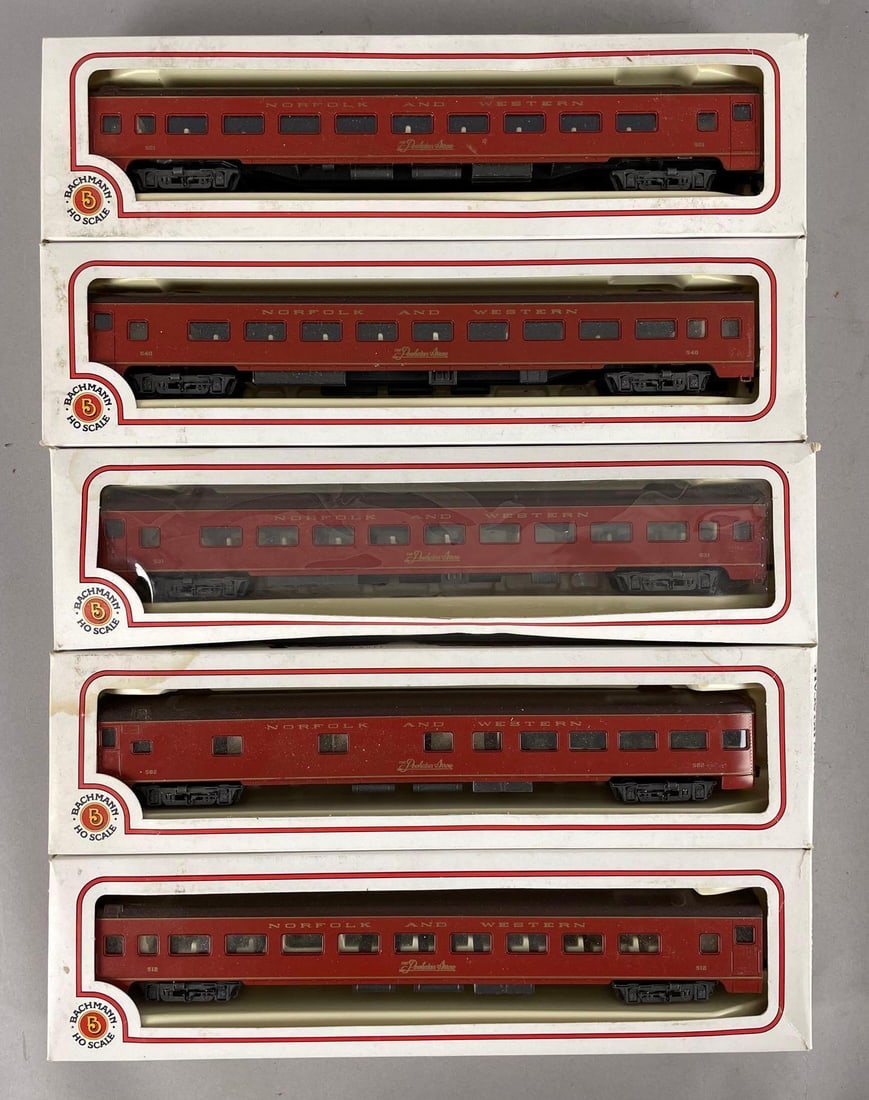 Group of Bachmann HO Scale Norfolk and Western Powhatan Arrow Passenger Cars (1 of 3)