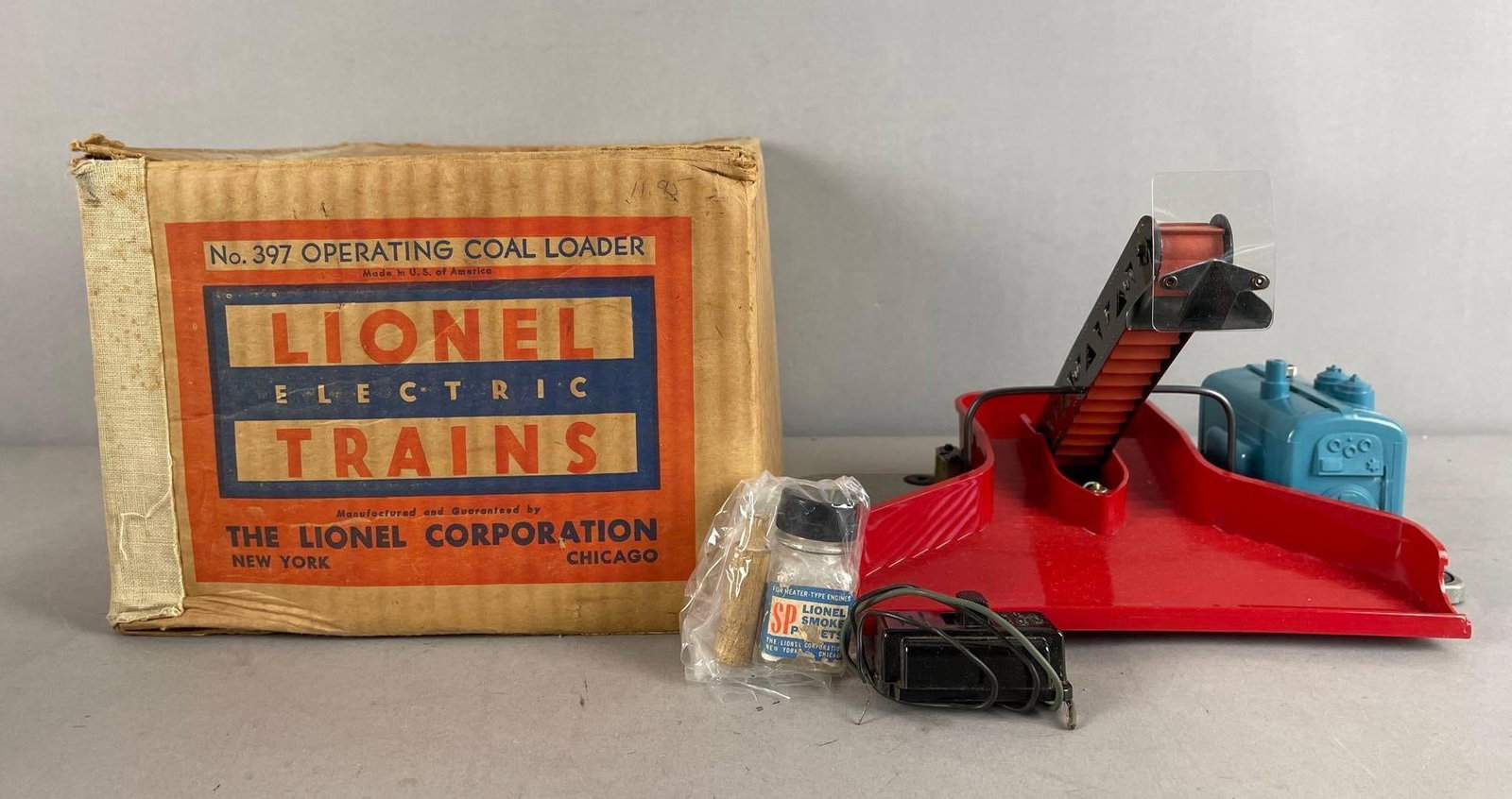 Lionel O Scale No. 397 Operating Coal Loader: Original box, smoke pellets, switch