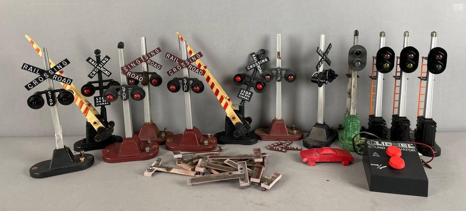 Group of Lionel O Scale Crossing Gates and Signals (1 of 3)