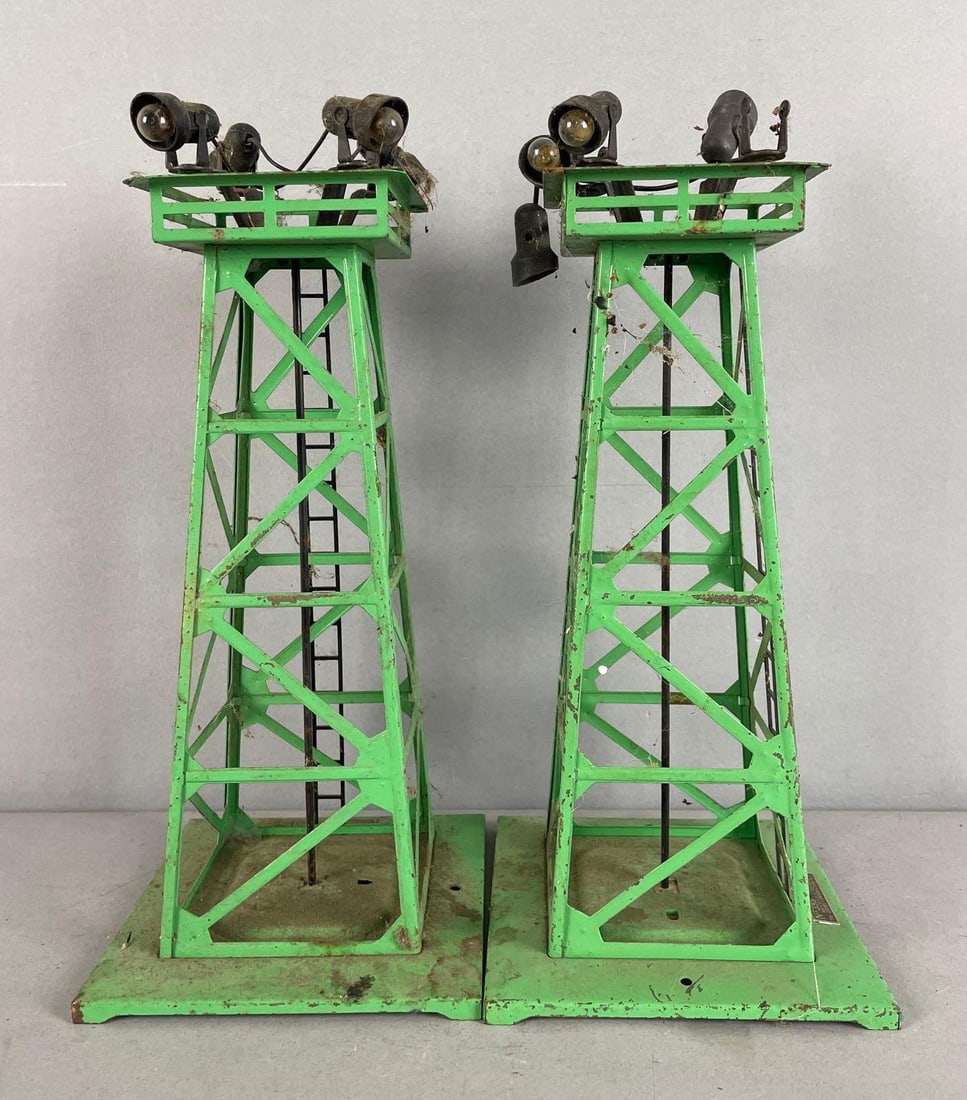 Group of 2 Lionel O Scale No. 395 Floodlight Towers: Lights loose on 1 tower