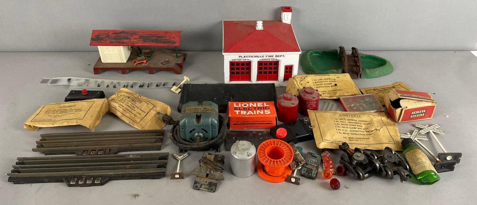 Group of Lionel O Scale Parts and Accessories (1 of 3)