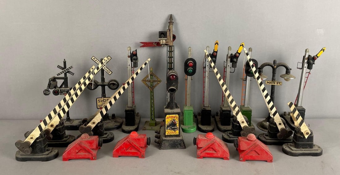 Group of Lionel O Scale Gates and Signals: Includes main st lamp, bumpers