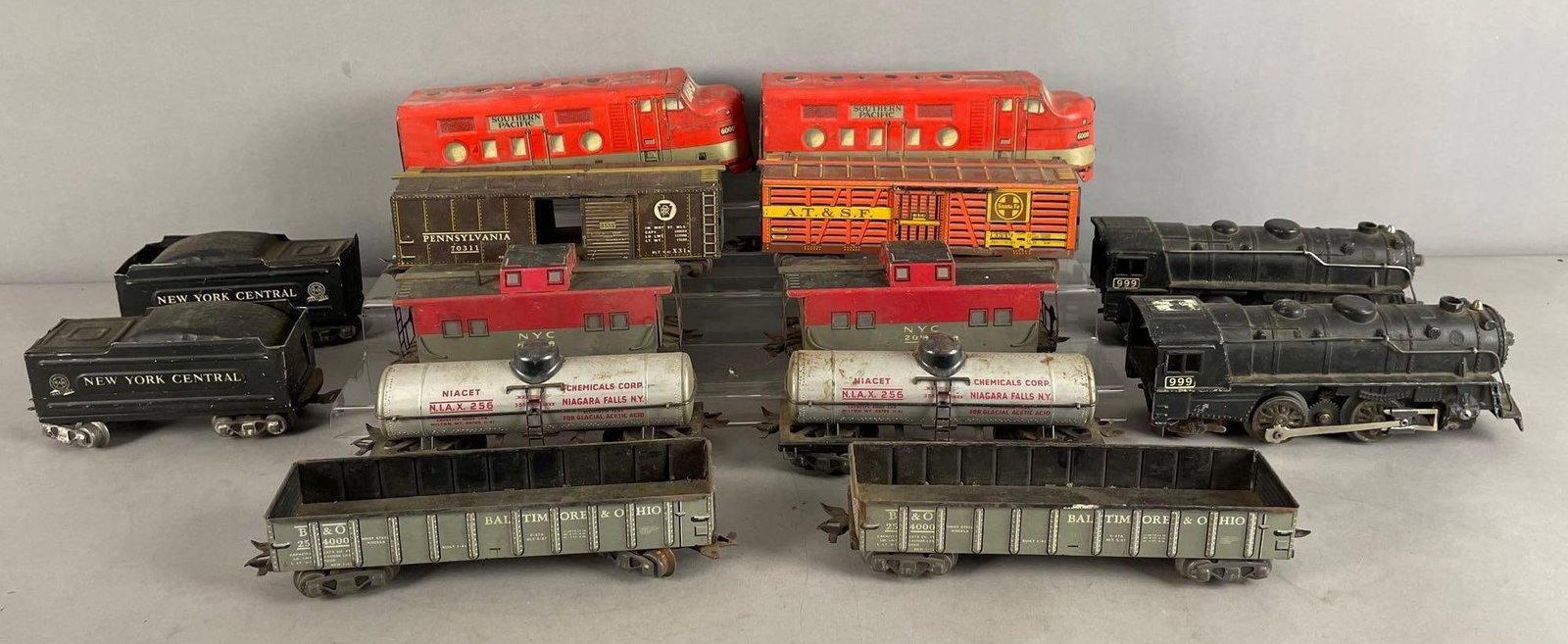 Group of Marx O Scale Tin Litho Train Cars and Locomotives (1 of 3)
