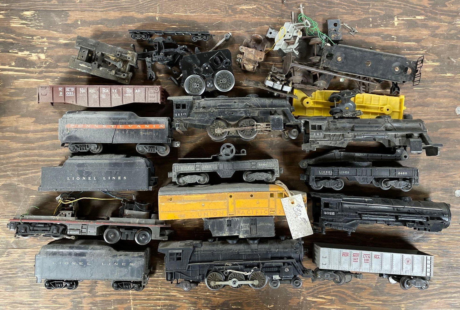 Group of Lionel O Scale Train Cars and Parts (1 of 3)
