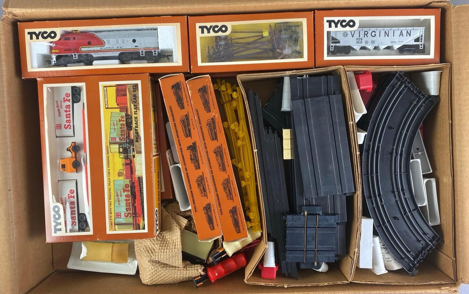 TYCO HO Scale Super road and Rail Electric Train Set (1 of 3)