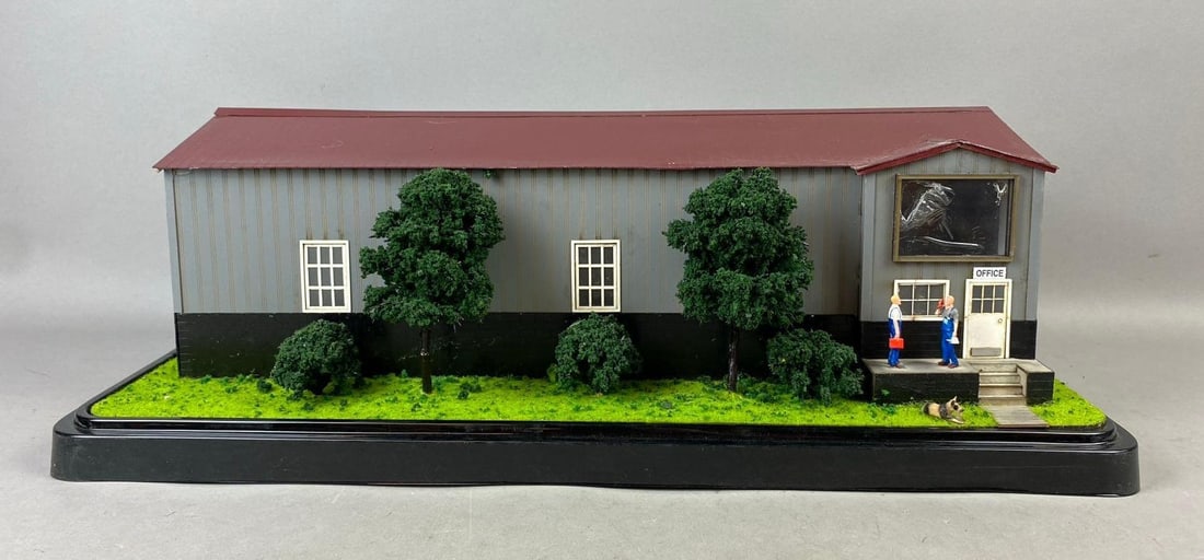 2015 Menards O Gauge Locomotive Maintenance Shed Diorama (1 of 5)