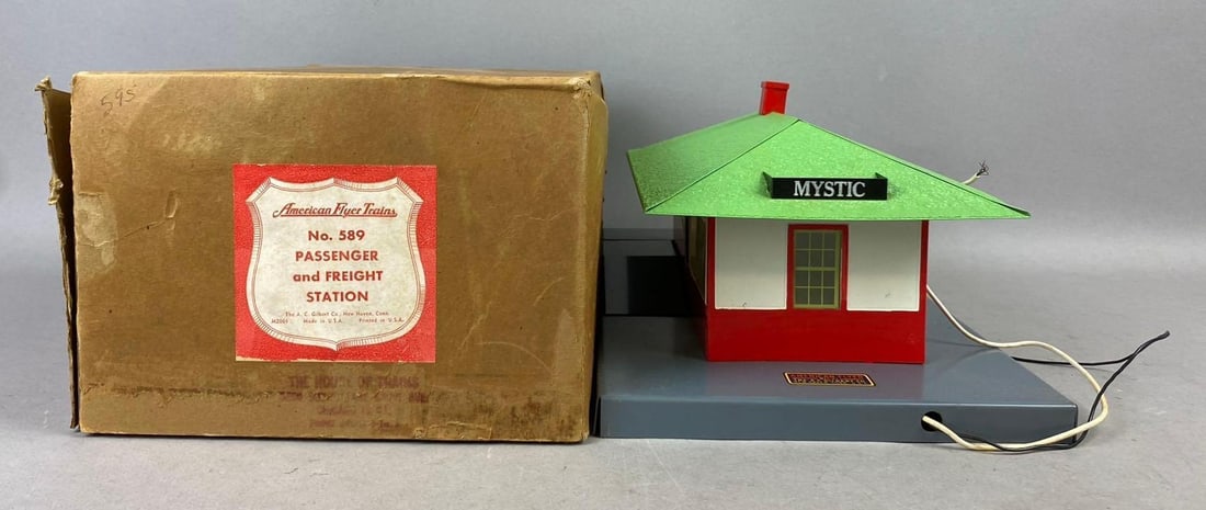 Post War 1940s American Flyer No.589 Passenger and Freight Station S Gauge Train Building: Like new in original packaging. Packaging measures H 6 x W 8 1/2 x L 12 inches.