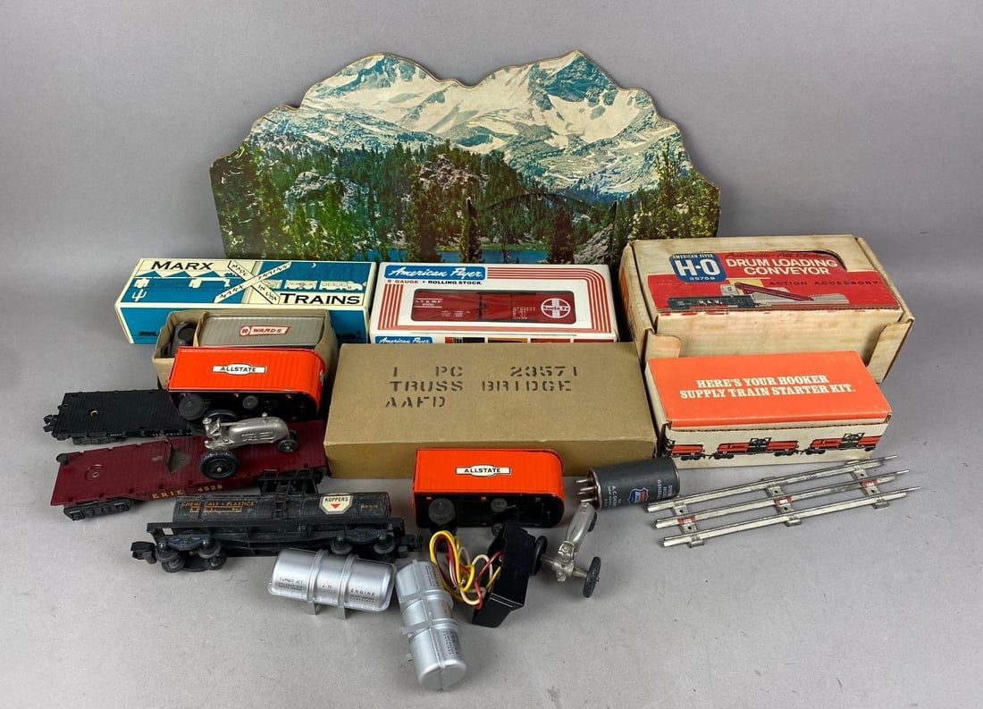 Group of Assorted HO Scale Accessories (1 of 2)