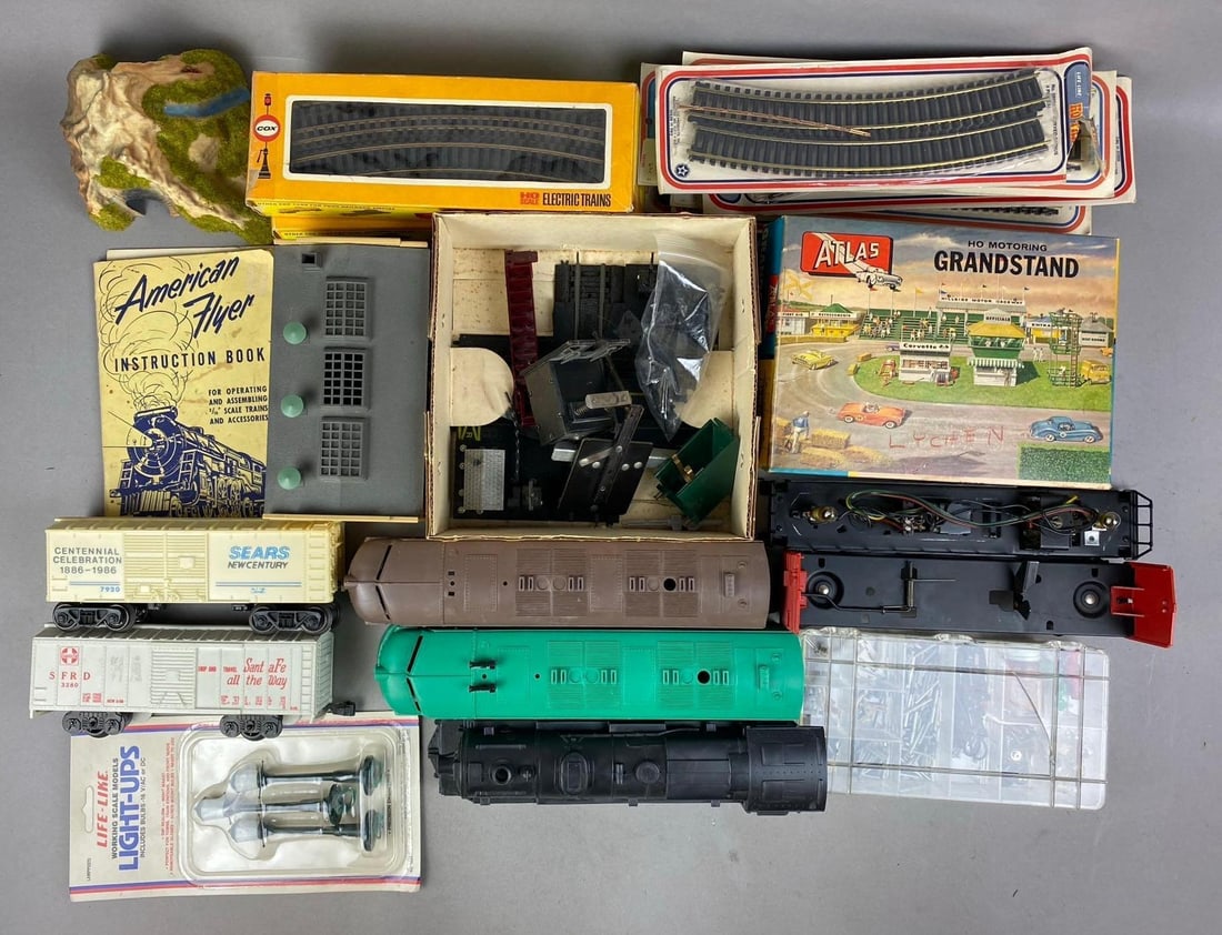 Group of Assorted Vintage HO Scale Accessories and More (1 of 3)