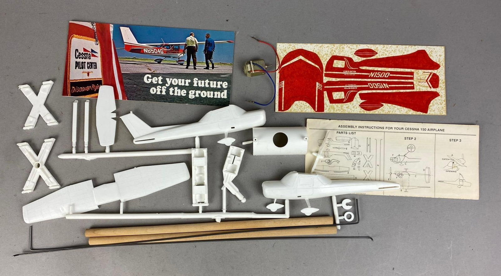 Vintage Cessna 150 Motorized Model Airplane (1 of 3)