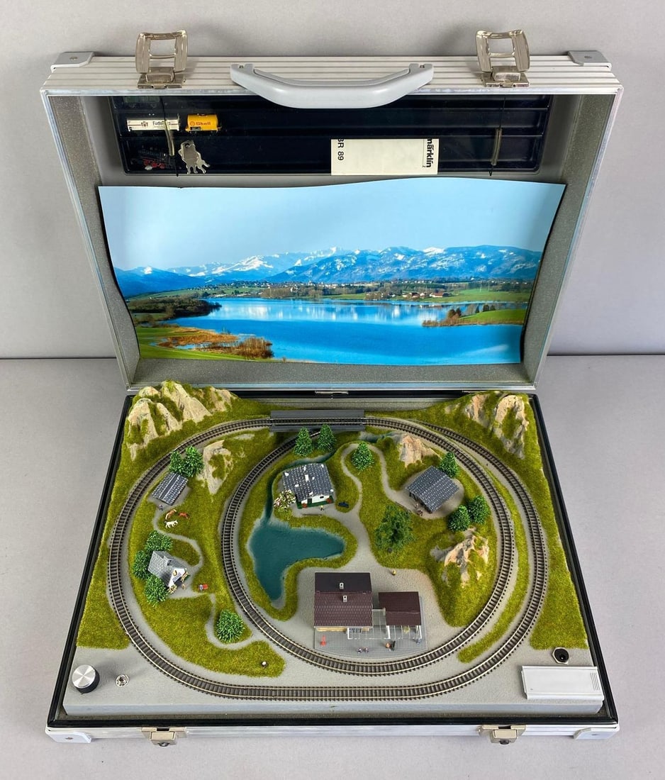 Marklin Z Scale Mini-Club 405A Train Briefcase Layout (1 of 3)