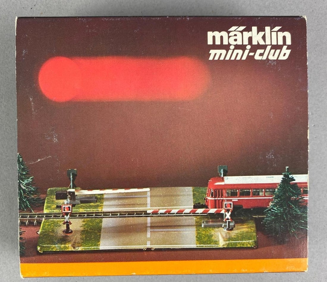 Marklin Z Scale Mini-Club 8992 Electric Train Crossing Set: Like new in original box, box measures 4 3/4 inches H x 1 1/4 inches W