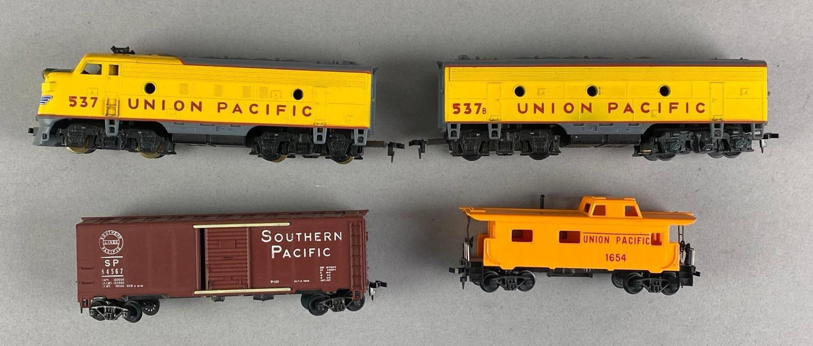 Group of 4 HO Scale Pacific Locomotive and Train Cars (1 of 2)