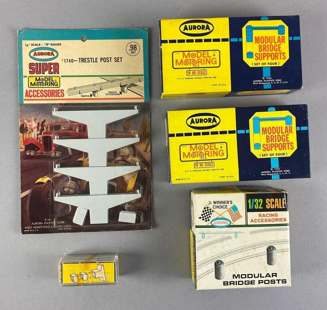 Group of 1960s Aurora Race Track Bridge Accessories (1 of 3)