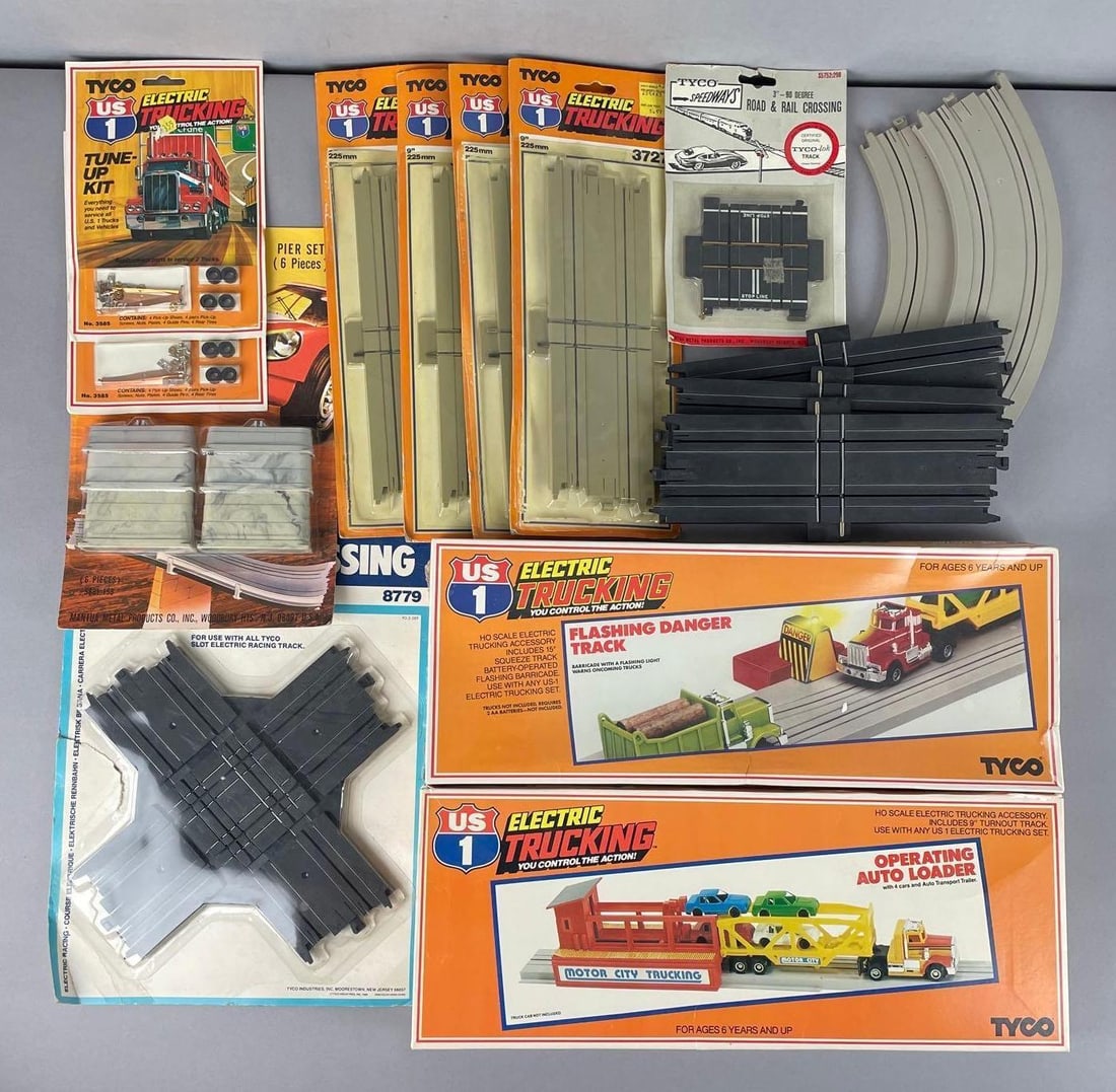 Group of Tyco U.S. 1 HO Scale Electric Trucking Accessories (1 of 3)