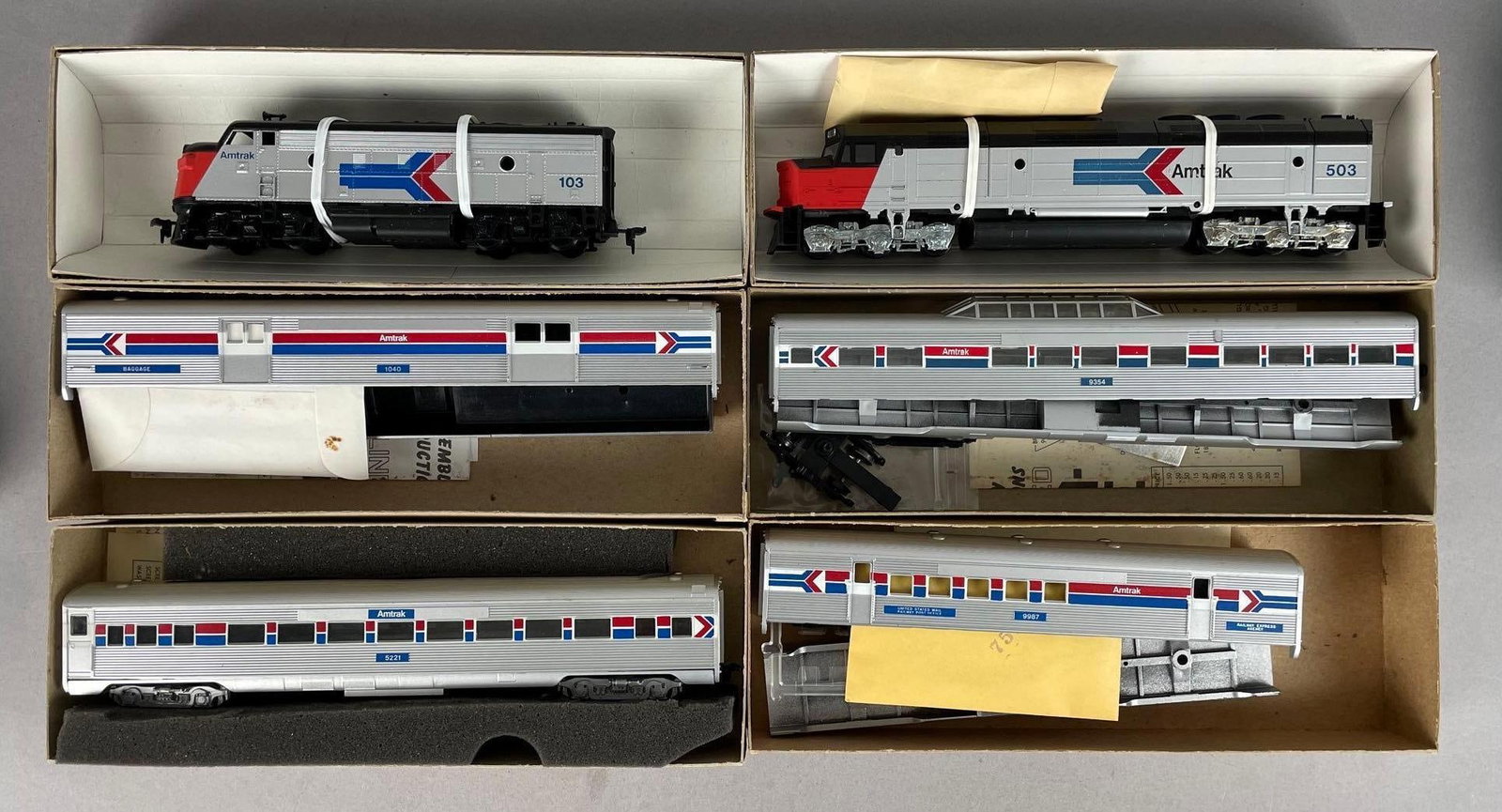 Athearn HO Scale Amtrak Diesel Locomotives and Passenger Cars: Streamlined set