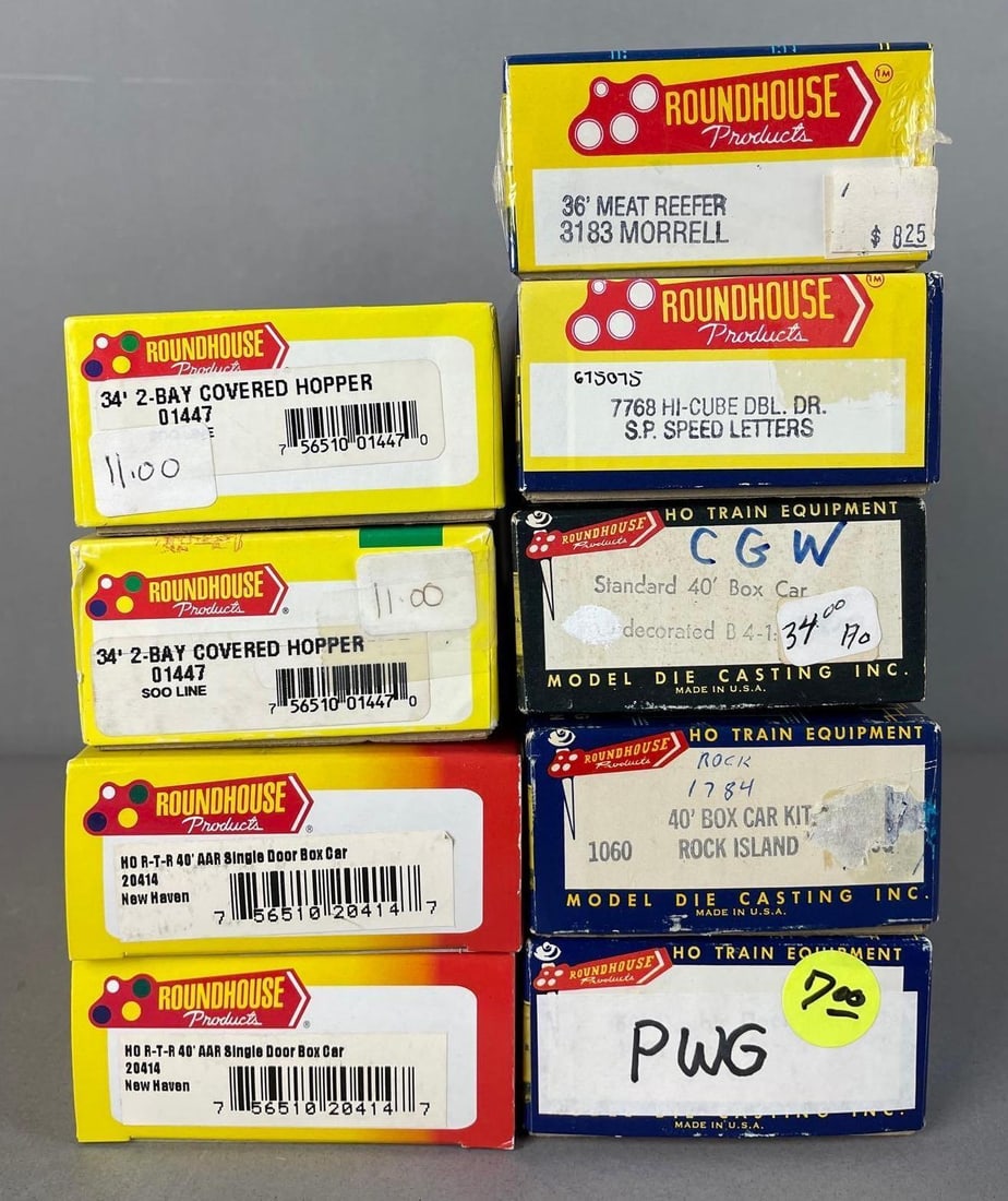 Group of Roundhouse HO Scale Freight Train Cars: Includes meat reefer, hopper