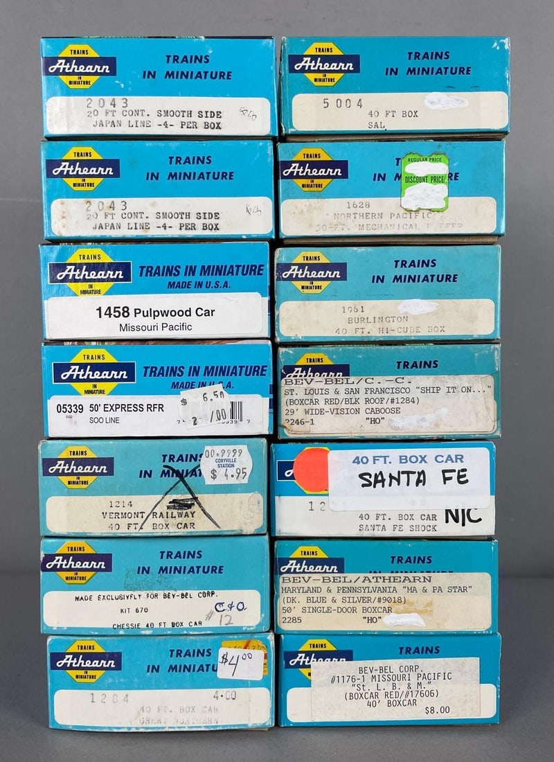 Group of Athearn HO Scale Freight Train Cars: Includes pulpwood car, reefer
