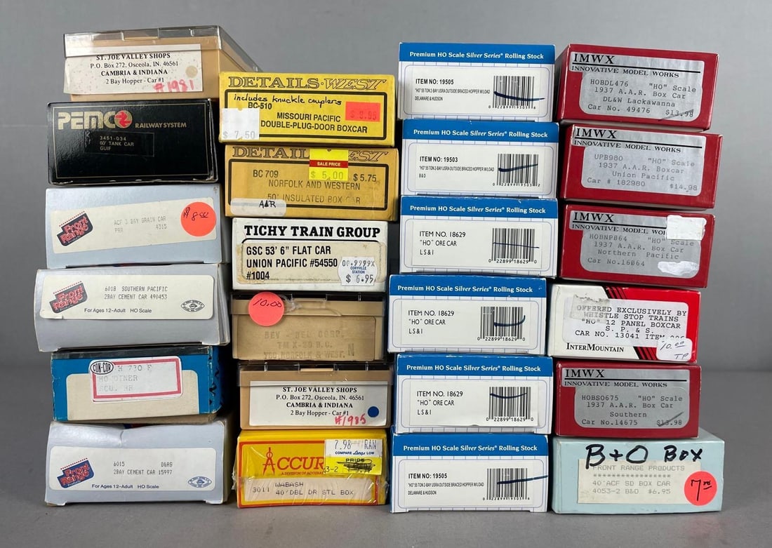 Group of HO Scale Freight Train Cars: Includes boxcars, ore cars