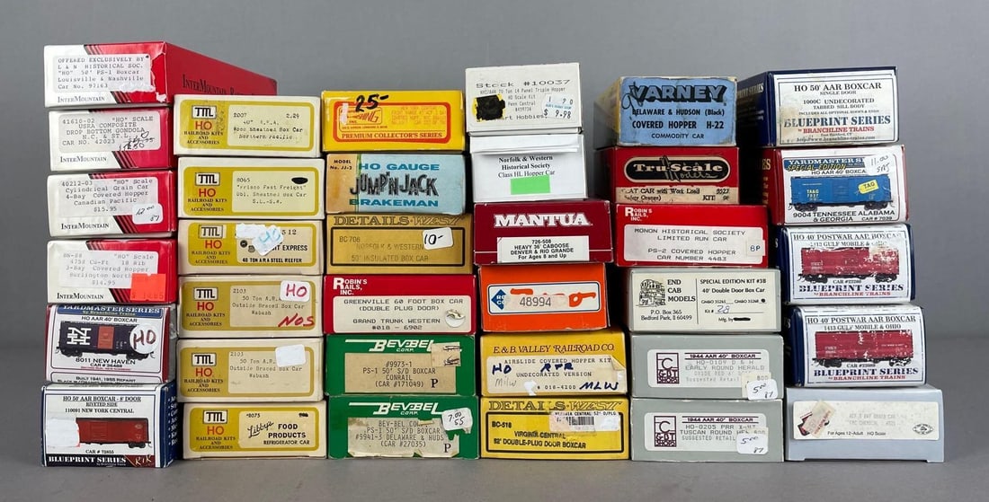 Group of HO Scale Freight Train Cars: Includes blueprint series boxcars, covered hoppers