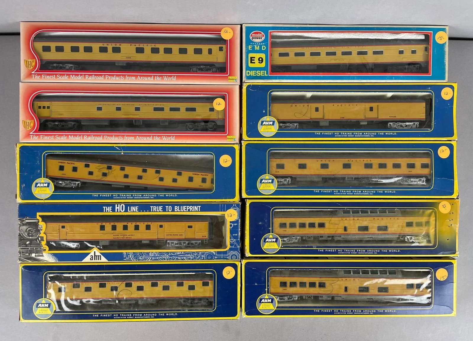 Group of HO Scale Passenger Train Cars: Includes sleeper, dome coach