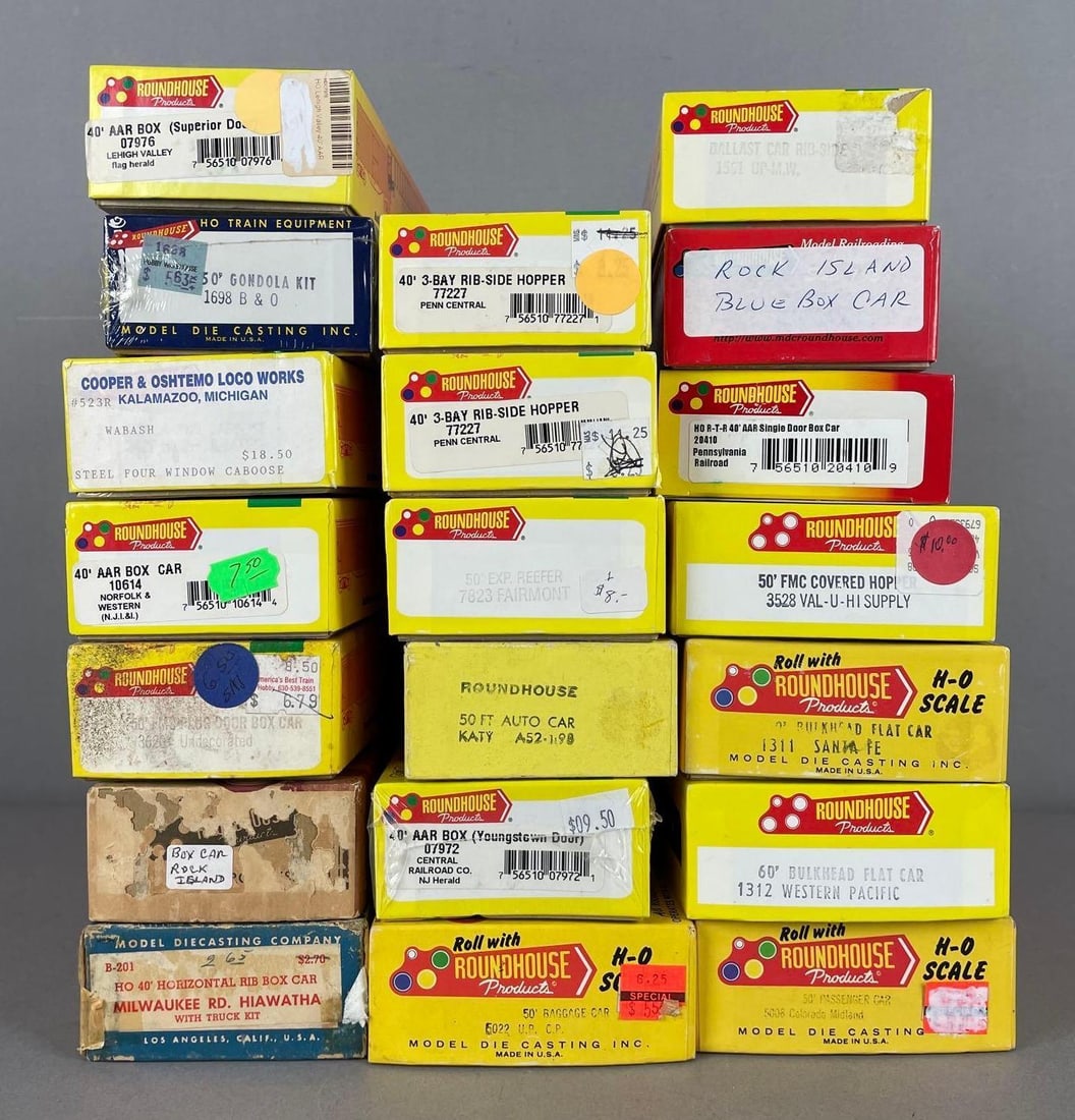 Group of Roundhouse HO Scale Freight Train Cars: Includes auto car, gondola