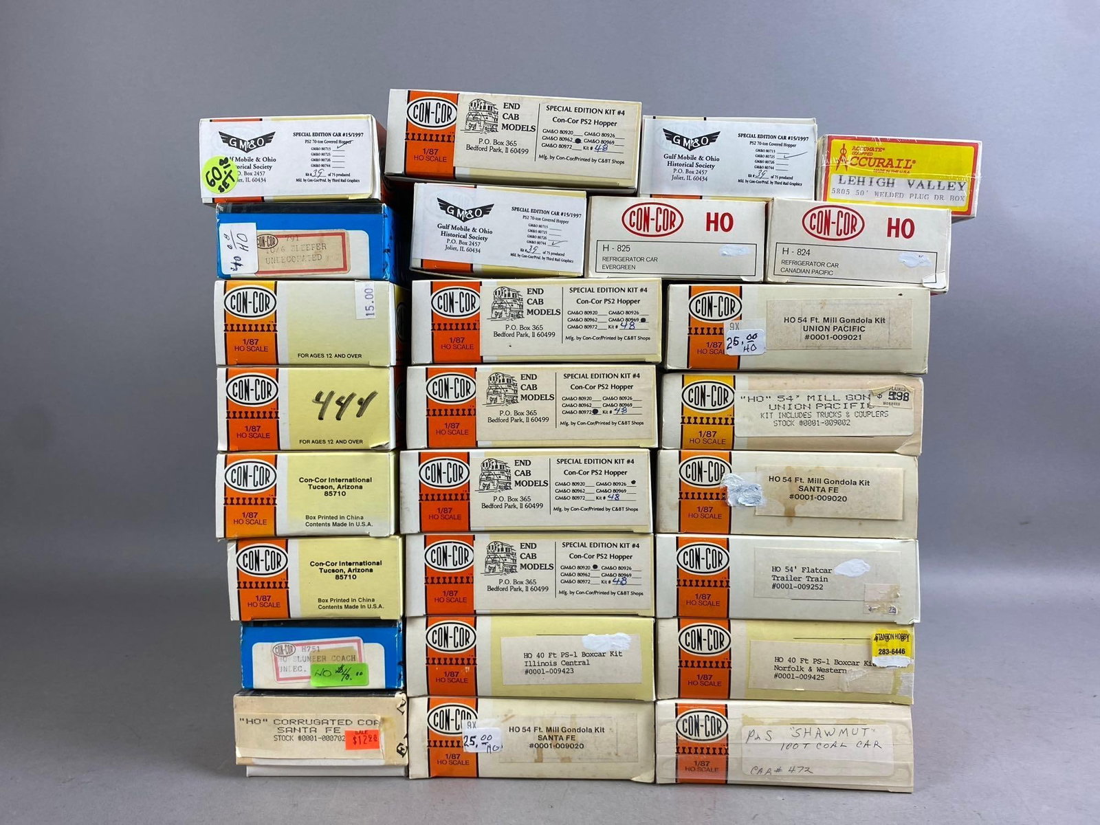 Group of 10+ Con-Cor HO Scale Train Cars and More: Includes Hopper, Flatcar, and more. Largest measures L 13 x W 4 inches.