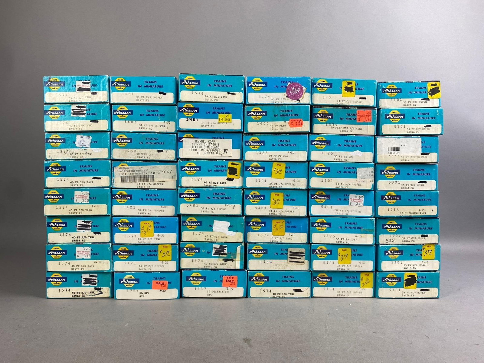 Group of 30+ Athearn HO Scale Santa Fe Train Cars: Includes tank car, hopper, and more. Largest measures L 13 x W 4 inches.
