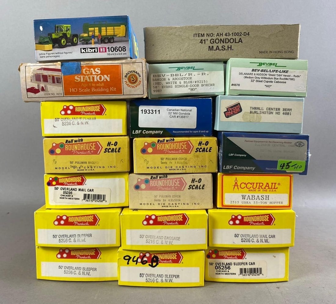 Group of 10+ Roundhouse Products HO Scale Train Cars and More: Includes Sleeper, boxcar, and more. Largest measures L 8 x W 4 inches.