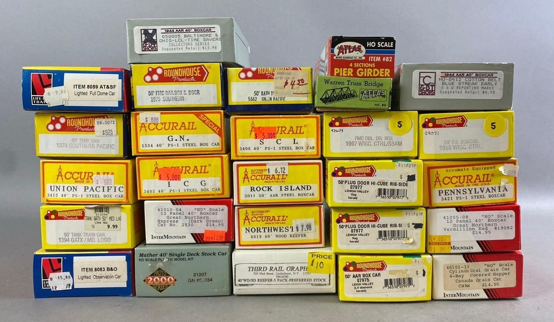 Group of 10+ Accurail HO Scale Train Cars and More: Includes Observation car, reefer car, and more. Largest measures L 8 x W 4 inches.