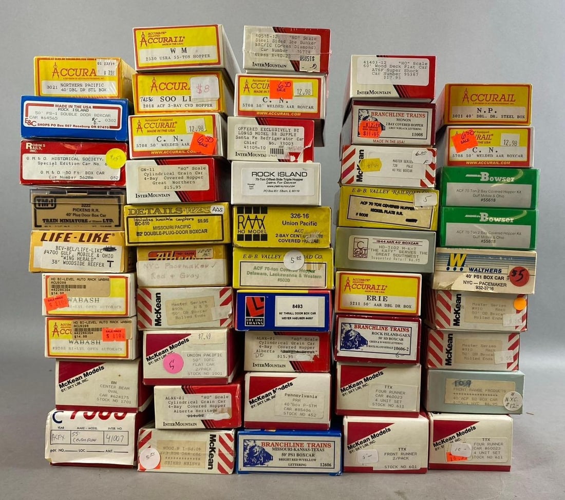 Group of 10+ Accurail HO Scale Train Cars and More: Includes Pacemaker, Hopper, and more. Largest measures L 8 x W 4 inches