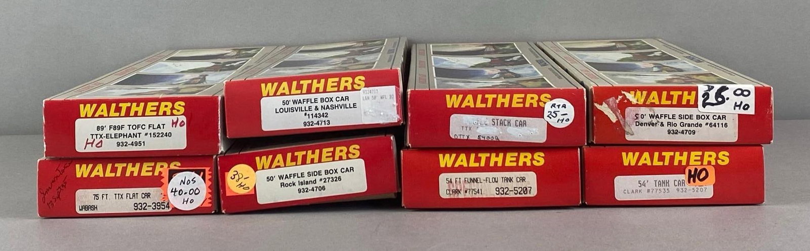 Group of 8 Walthers HO Scale Train Cars (1 of 2)