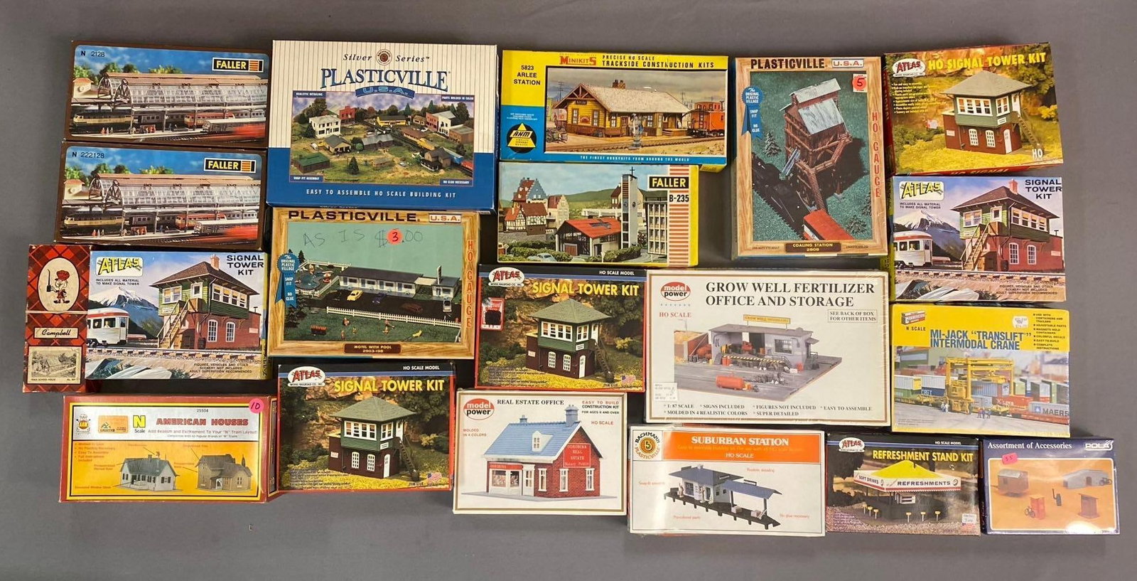 Group of 10+ Atlas HO Scale Buildings and More (1 of 3)