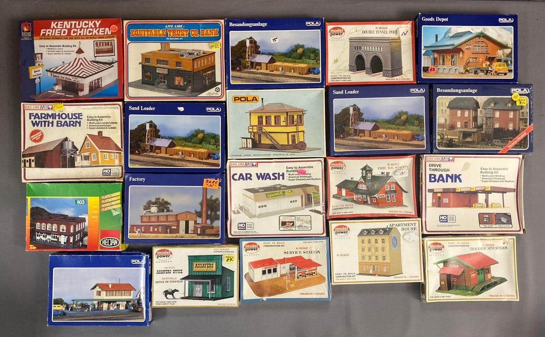Group of 10+ Life-Like HO Scale Buildings and More (1 of 3)